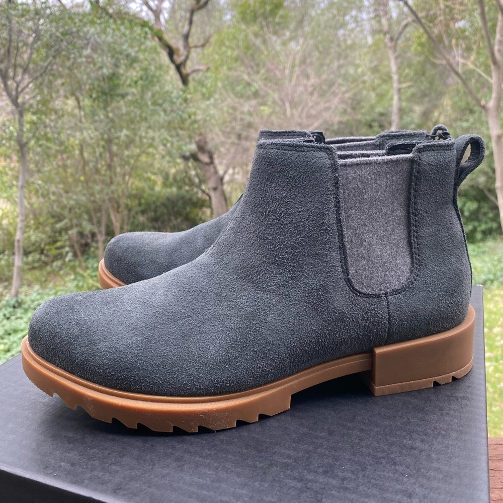 Sorel Gray Suede Chelsea Ankle Boots with Tan Lug Sole - Picture 3 of 9